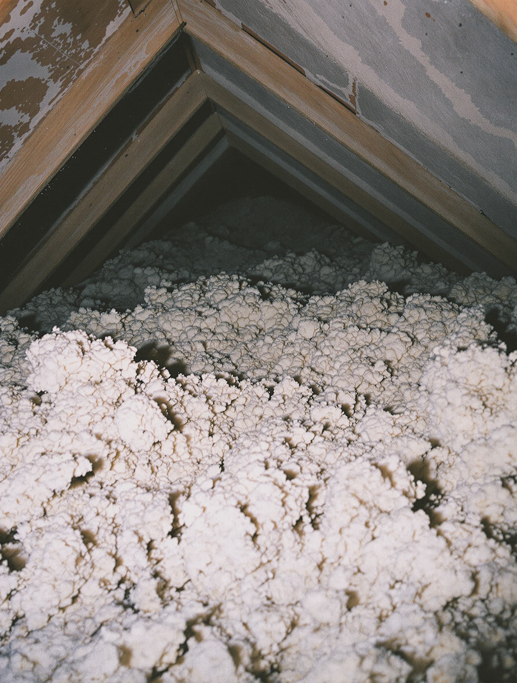 Levittown cape with crisp white insulated vinyl insulation